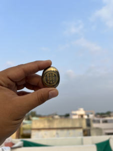 คริสตัลแร่ไพไรต์สีทองธรรมชาติสลักสัญลักษณ์ Zibu หินมั่งคั่งมั่งคั่งเพื่อฮวงจุ้ยและการสำแดง - Product Image 2