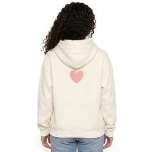 Sweats à capuche tendance pour femmes avec impression en relief de qualité supérieure, tissu confortable, graphismes 3D distinctifs et un style streetwear élégant. - Product Image 6