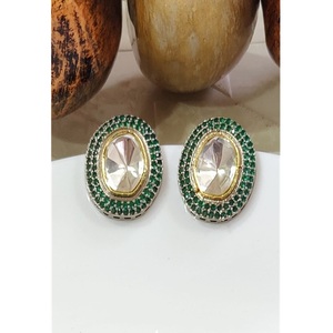 Boucles d'oreilles clous en laiton plaqué or de qualité supérieure avec moissanite, collection tendance pour femmes et jeunes filles, idéales pour les soirées. - Product Image 2