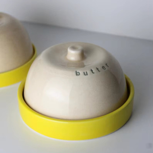 Elegante Mantequillera con Tapa de Cúpula y Detalle de Letras, Base Compacta para Servir, Acabado Liso y Brillante, Almacenamiento de Mantequilla Elegante para la Mesa de Cocina - Product Image 1