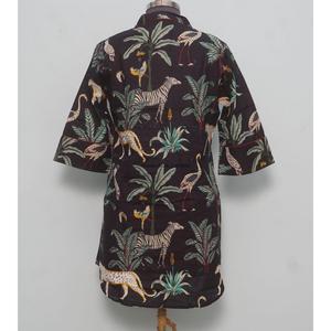 Chemise longue style kimono 100% coton pur pour femme, imprimé jungle, ouverture devant, col en V, manches 3/4, coupe ample avec ceinture à nouer - Product Image 6