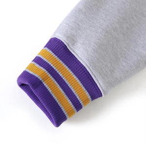Cardigan en polaire avec logos personnalisés, patch en chenille, logo grec, style universitaire et collégial, vêtements décontractés - Product Image 4