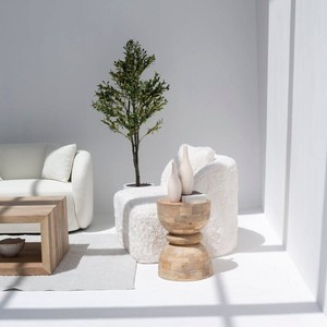 Table d'appoint en bois de manguier Vandana Orion Elara Hourglass, meuble d'appoint sculpté moderne - Product Image 6