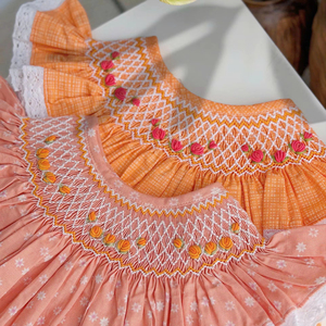 Robe élégante en coton smocké à motifs floraux pour bébés filles, faite à la main, 100% smockée à la main, style lin doux, fabrication OEM Vietnam, pour le premier anniversaire - Product Image 1