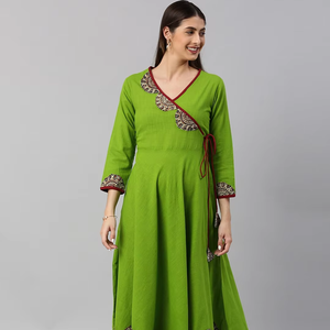 Kurta pour femmes en coton vert style Angrakha avec patchwork, col en V, manches trois quarts, vêtements décontractés de haute qualité pour l'été - Product Image 1