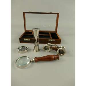Boîte cadeau nautique décorative artisanale avec sablier blanc, télescope, boussole, loupe et boîte en bois transparente - Product Image 1
