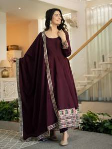 Ensemble prêt-à-porter Anarkali en soie romaine, entièrement brodé et orné de sequins, avec haut, bas et dupatta, entièrement cousu. - Product Image 5