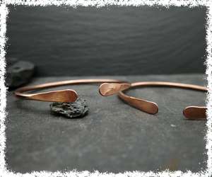 Bracelet manchette en cuivre pur fait main, ajustable avec extrémité en forme de palette, en métal massif, bijou artisanal en cuivre pour la guérison et le bien-être, pour hommes et femmes. - Product Image 4