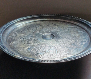 Support à gâteau rond en métal avec finition argentée et base évasée pour une présentation élégante, support sur pied solide, finition argentée brillante. - Product Image 1