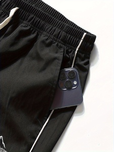 Pantalon de survêtement blanc surdimensionné pour homme, coupe large, avec empiècements latéraux contrastants noirs et détails de passepoil, taille à cordon de serrage – Vente en gros personnalisée - Product Image 3