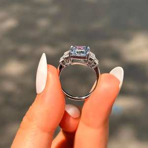 Anillo de Compromiso de Plata de Ley 925 con Moissanita en Racimo, Diseño Halo Chapado en Rodio, Engaste de Puntas Estilo Hiphop, Joyería Fina con Moissanita Creada en Laboratorio - Product Image 1