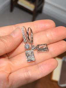 Pendientes de Lujo con Diamantes Cultivados en Laboratorio de Corte Radiante en Oro Blanco con Detalles de Barra de Diamantes Pavé, Conexión Redonda Brillante - Product Image 2