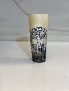 Verre à shot en corne naturelle sculpté avec des oiseaux, pour la culture viking, cadeau pour hommes vikings, verre à boire en corne pour événement culturel - Product Image 2
