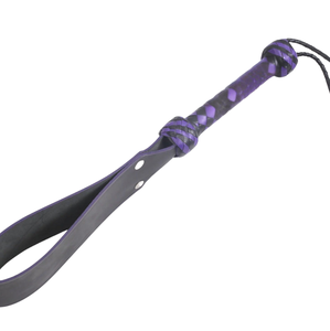 Fouet en cuir avec poignée à motif diamant violet et noir et anse de maintien - Product Image 1