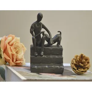 Sculpture d'art abstraite en aluminium de qualité supérieure, figurine 3D complète, homme avec chien sur les marches, décoration d'intérieur, artisanat de moulage plaqué or - Product Image 1