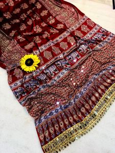 Sari Ajrakh Pure Gajji Bandhej avec superbes broderies miroir et bordure sans miroirs - Product Image 4