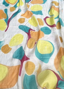 Écharpe Souvenir en Soie Aquarelle Faite Main DIY, Motifs Floraux Tropicaux, Multiples Couleurs, Design Solide Vietnamien, Art Populaire Angélique - Product Image 2