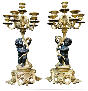 Candelabro alto y ornamentado, bañado en oro, con columnas acanaladas detalladas y brazos curvos, disponible a precios de mayorista. - Product Image 3