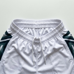 Conjunto de Uniforme de Baloncesto Sublimado Personalizado al por Mayor, Blanco y Verde, para Hombre, sin Mangas, Cuello en V, con Diseño de Paneles, Pantalones Cortos - Product Image 5