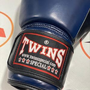 ถุงมือมวยไทยคิกบ็อกซิ่งหนังวัวแท้สีน้ำเงินเข้มดำรุ่นล่าสุดแบบสั่งทำพิเศษ พร้อมเชือกผูกข้อมือ สำหรับการแข่งขัน - Product Image 4