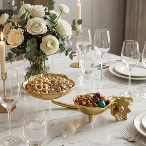 Bol décoratif en aluminium doré à double compartiment sur feuille, idéal comme centre de table - Product Image 6
