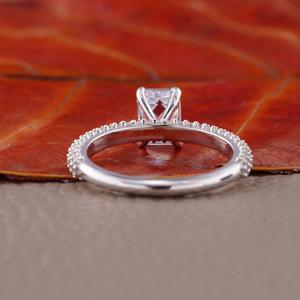 Bague de fiançailles solitaire classique en or blanc avec diamant taille émeraude et pavé pour femme - Product Image 4