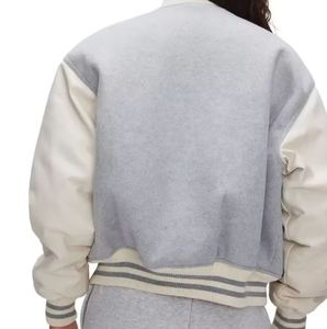 Chaqueta Varsity Gris Claro con Mangas Crema y Puños a Rayas, Corte Regular, Unisex, Chaqueta Bomber Informal para Otoño - Product Image 2