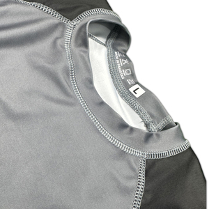 Maillot de compression Rash Guard noir et or, extensible dans 4 directions et en tissu anti-transpiration, partie d'un ensemble de combat pour BJJ et Jiu-Jitsu. - Product Image 2