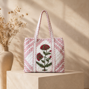 Hermosa Bolsa Grande de Algodón Acolchado con Estampado Floral Rojo Hecho a Mano en Jaipur para Mujeres y Compradoras de Boutiques - Product Image 5