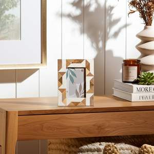 Marco de Fotos de Resina Blanca Hecho a Mano por Artesanos con Soporte de Pared, Orientación Vertical, Impresión Tipográfica en 3 Colores - Product Image 5