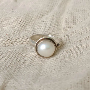 HARI OM CREATIONS แหวนเงินแท้ 925 ประดับมุกธรรมชาติสีขาว ดีไซน์เรียบหรู สำหรับผู้หญิง - Product Image 1