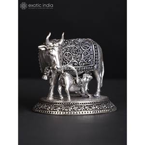 Petite statue de vache et de veau en laiton plaqué argent de 3.5 pouces avec sculpture attrayante pour la décoration intérieure, les cadeaux et le temple fabriqués en Inde - Product Image 3