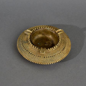 Cenicero tradicional de latón antiguo con grabado de patrón de cuentas ornamentales, disponible a precios de mayorista. - Product Image 1