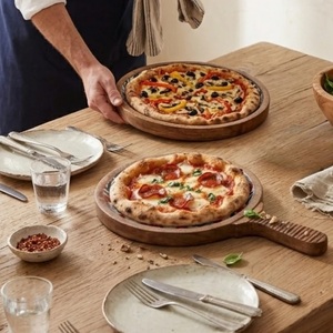 Plato para Pizza de Madera Esmaltada Hecho a Mano de Primera Calidad |   Moderna Tabla de Servir de Lujo Apta para Lavavajillas |   Diseño de Tamaño Personalizable | - Product Image 3