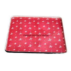 Bandeja de servicio roja cuadrada festiva con patrones blancos caprichosos y bordes lisos, perfecta para celebraciones y reuniones navideñas - Product Image 1