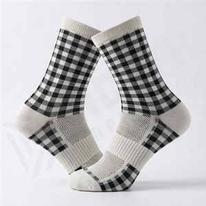 Chaussettes ras du cou en coton tricoté respirant à motif écossais, style décontracté pour adulte, design à carreaux blanc et noir - Product Image 3