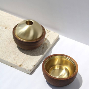 Brûle-encens en bois artisanal avec couvercle sphérique en métal doré et finition bois chaud, apportant une touche moderne à n'importe quel espace. - Product Image 2