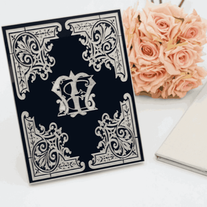 Conjunto de Invitaciones de Boda en Caja de Terciopelo Color Marfil de Lujo, Cubierta Grabada en Acrílico Espejo Plateado, Bolsillo Cortado con Láser y Placa con Monograma - Product Image 1