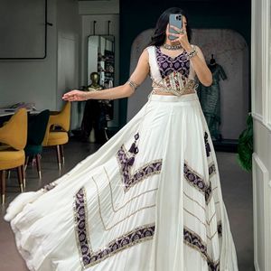Lehenga Choli en Rayonne Pure Premium à Imprimé Héritage et Dentelle Effet Miroir, avec Blouse Cousue par un Designer, Prix de Gros par Royal Exports - Product Image 3