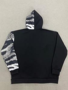 Sweat à capuche zippé intégral pour homme, imprimé noir et blanc, clouté, OEM ODM, vente en gros de vêtements - Product Image 3
