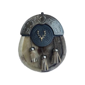 Sporran écossais traditionnel avec fourrure grise, rabat en cuir noir et emblème cerf argenté - Product Image 3
