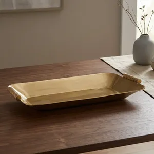 Plateau de service élégant en métal doré avec poignées texturées et une finition métallique élégante, parfait pour la décoration de table moderne - Product Image 3