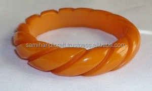 กำไลข้อมือเรซิ่นสีเหลืองอำพันสดใส ลวดลายไม่ซ้ำใคร เครื่องประดับศิลปะสร้างสรรค์ ด้วยงานฝีมือดีไซน์ล้ำสมัย - Product Image 3