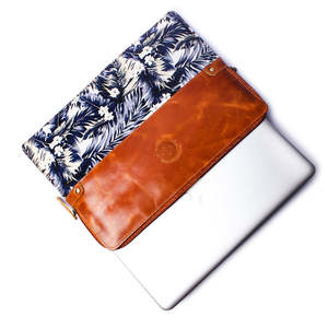 Housse pour ordinateur portable en cuir véritable, motif imprimé, personnalisable avec logo, pour voyages d'affaires, design élégant. - Product Image 3