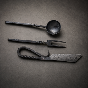 Juego de cubiertos de comedor de acero de alto carbono forjado a mano Dark Hammer Art, con mango retorcido, que incluye cuchara, tenedor y cuchillo. - Product Image 3