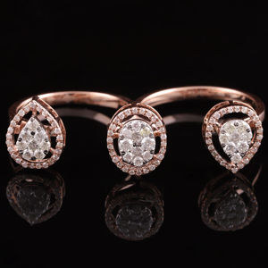 Nuevo Anillo de Diamante Moissanite de Piedra Preciosa de Lujo en Oro de 14K para Compromiso o Regalo de Aniversario Disponible para la Venta - Product Image 1