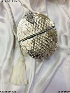 กระเป๋าคลัทช์โลหะทำมือสไตล์วินเทจสำหรับเจ้าสาว  งานฝีมือสุดหรู ราคาประหยัด จาก Shakuntala Textiles - Product Image 5