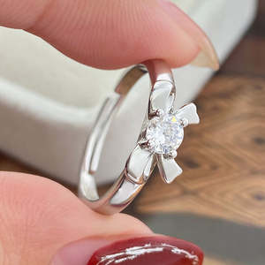 Anillo de Compromiso Elegante y Lindo de Plata de Ley 925 con Zirconia en Forma de Lazo, Corte Brillante Redondo de 0.50 CT, Banda Ajustable para Mujer - Product Image 1