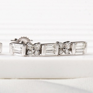 Pendientes de Barra Lineal con Diamantes Naturales Baguette y Redondos en Oro Blanco de 18k, Venta al Por Mayor, Memoria Jewels - Product Image 3