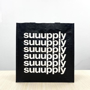 ถุงช้อปปิ้งลายตัวอักษรแบบพับได้ ผลิตจากวัสดุ PP ไม่ถักทอเคลือบผิว เป็นมิตรต่อสิ่งแวดล้อม ย่อยสลายได้ ใช้ซ้ำได้ สำหรับขายส่ง ผลิตในเวียดนาม รับผลิตแบบ OEM สำหรับใส่ของขวัญ - Product Image 5